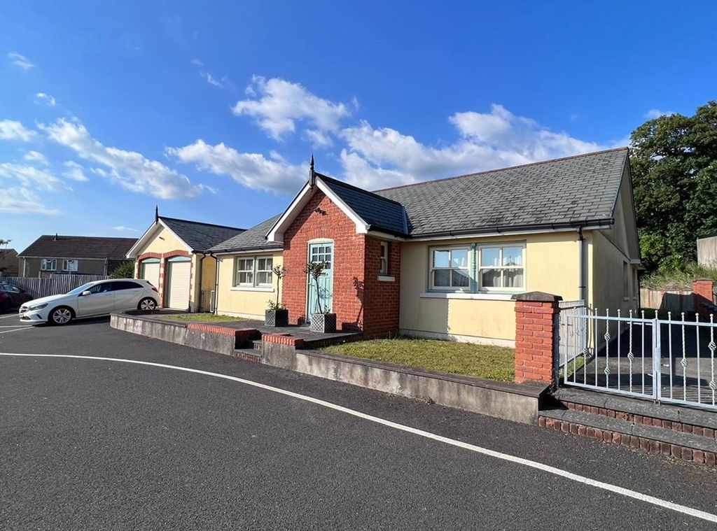 3 bed detached bungalow to rent in Caereithin Farm Lane, Swansea