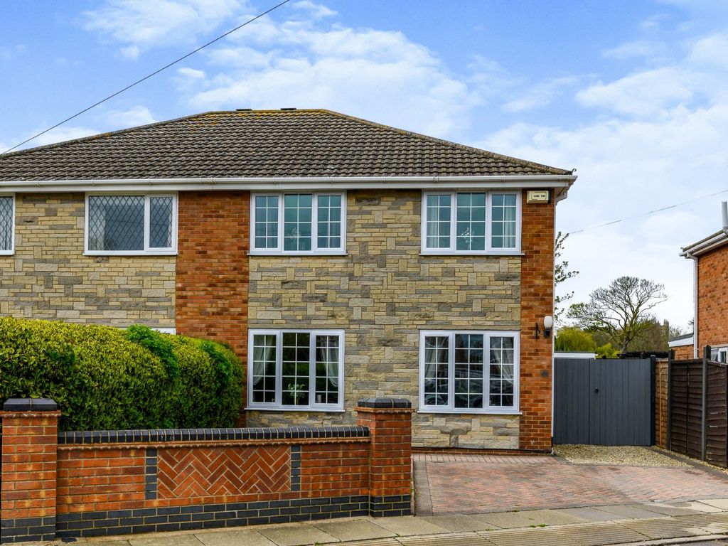 4 bed semidetached house for sale in Gedney Close, Grimsby