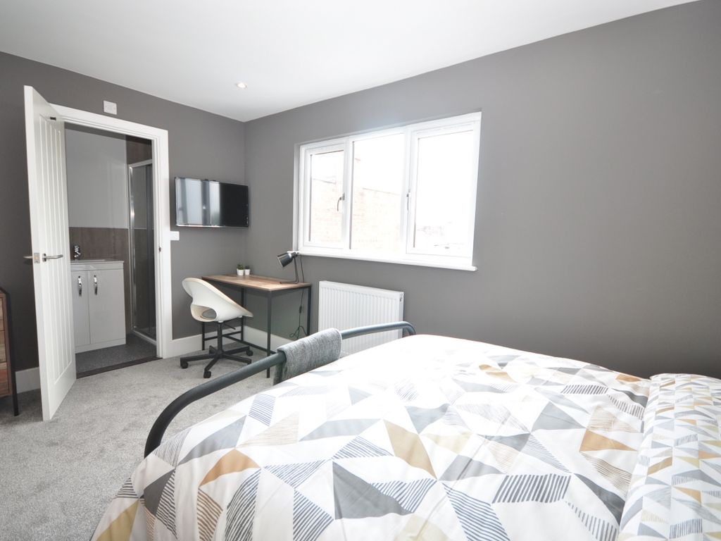 Room to rent in Farlington Road, Portsmouth PO2, £695 pcm Zoopla