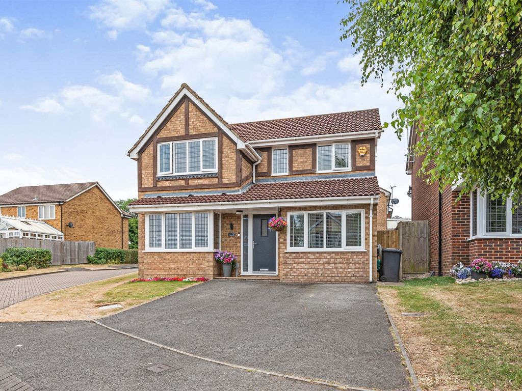 4 bed detached house for sale in The Crofts, Hatch Warren, Basingstoke