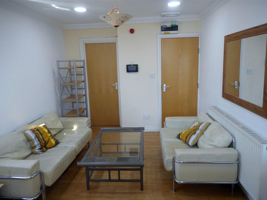 2 bed flat to rent in Cathays Terrace, Cathays, Cardiff CF24, £1,000