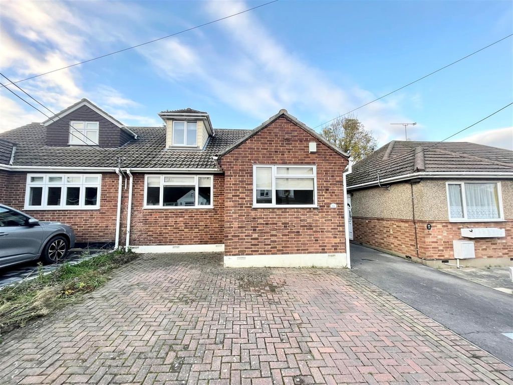 3 bed semidetached bungalow for sale in Whitby Avenue, Ingrave