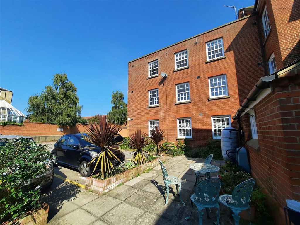 2 bed flat for sale in Henley Road, Ipswich IP1, £160,000 Zoopla