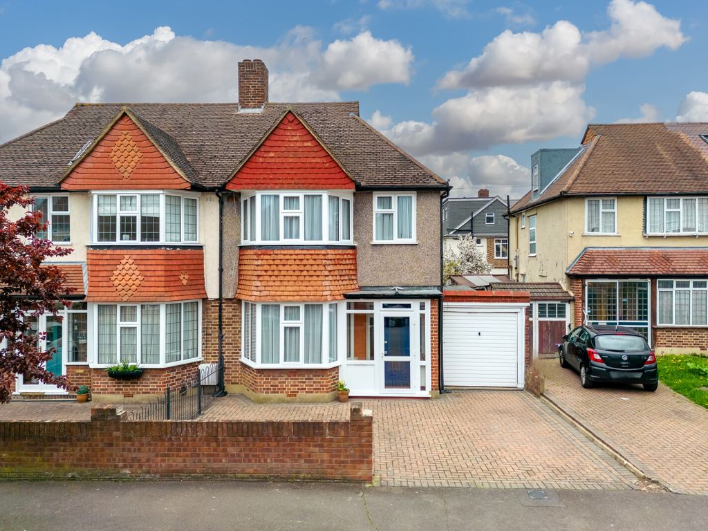 3 bed semidetached house for sale in Carisbrooke Road, Mitcham CR4