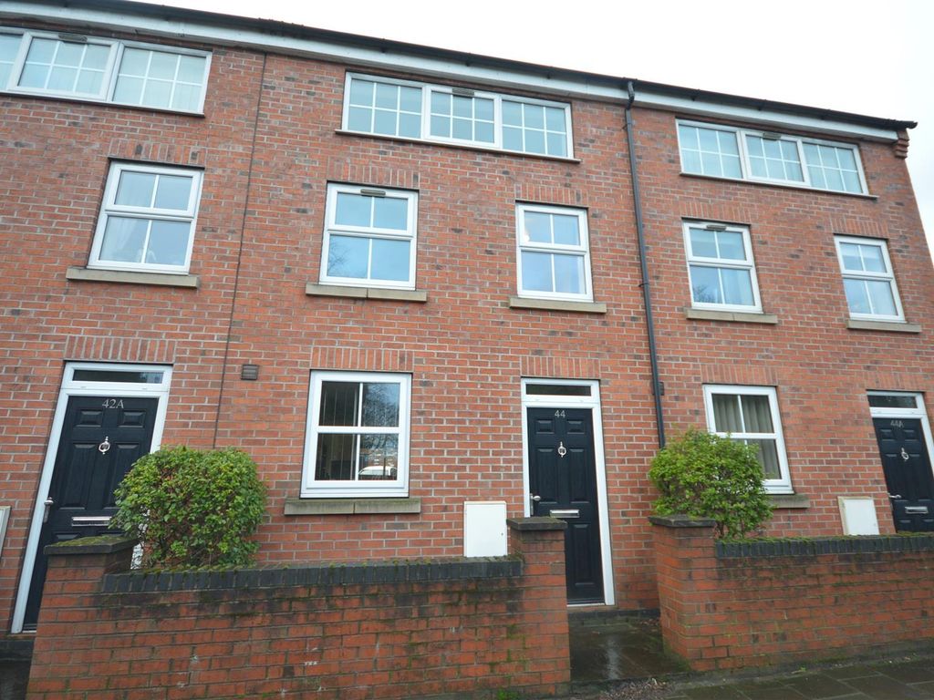 3 bed town house to rent in West Road, Congleton CW12, £875 pcm Zoopla