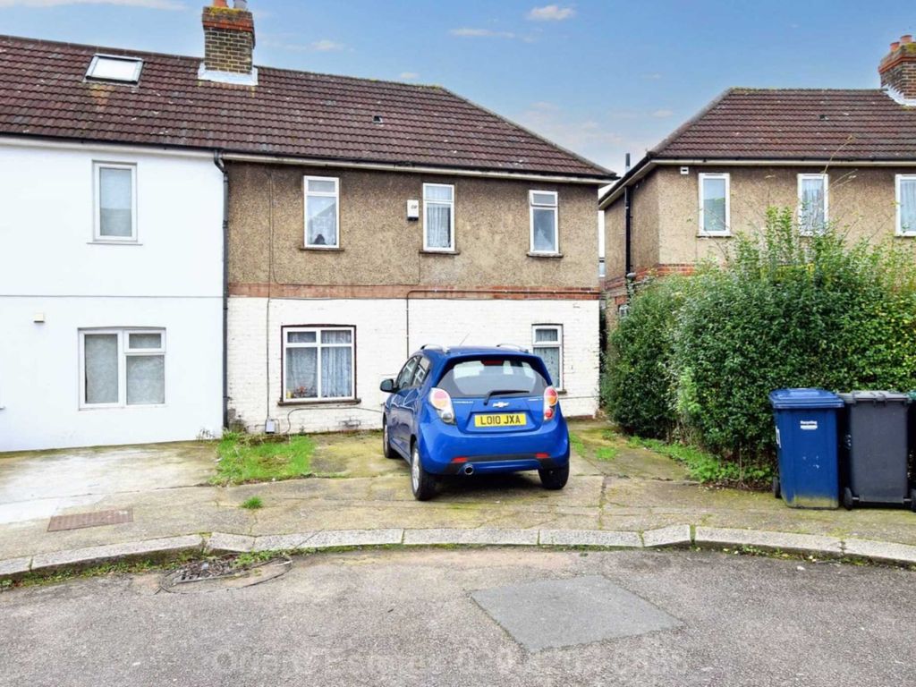 3 bed semidetached house for sale in Riverside, London NW4, £535,000