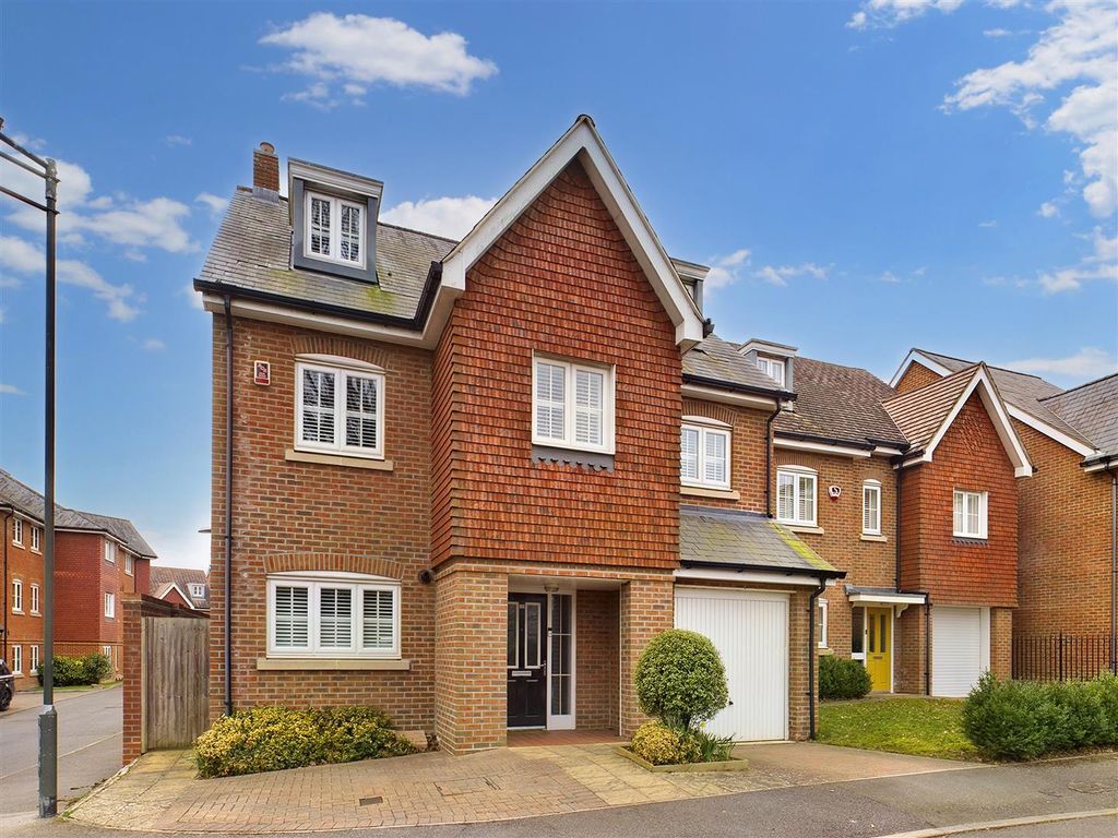 5 bed detached house for sale in St. Aidan Close, Crawley RH11 Zoopla