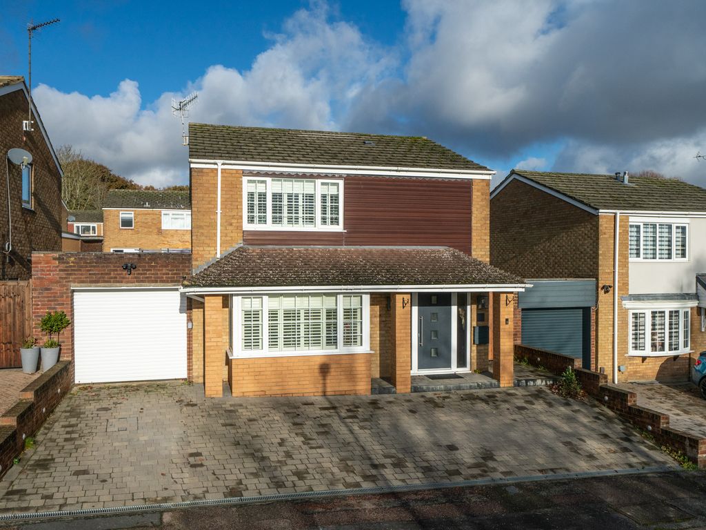 3 bed detached house for sale in Apollo Way, Hemel Hempstead HP2, £