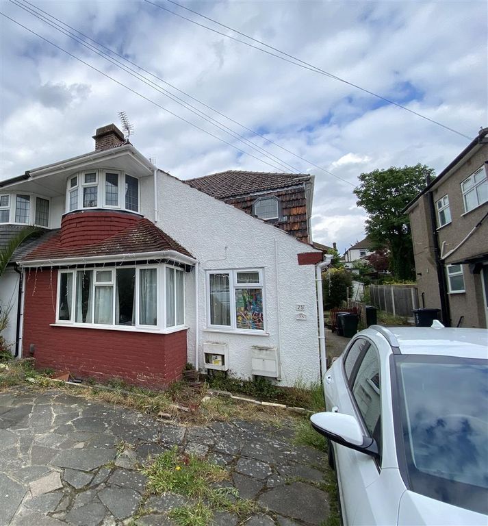 2 bed to rent in Windsor Drive, Dartford DA1, £1,300 pcm