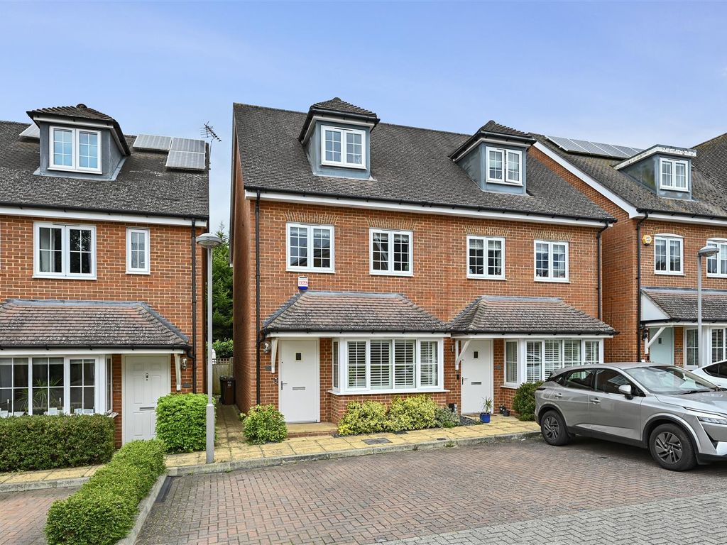 3 bed semidetached house for sale in Diamond Jubilee Way, Carshalton