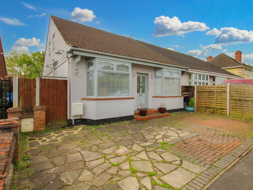 4 bed semidetached house for sale in Worthing Road, Laindon SS15, £