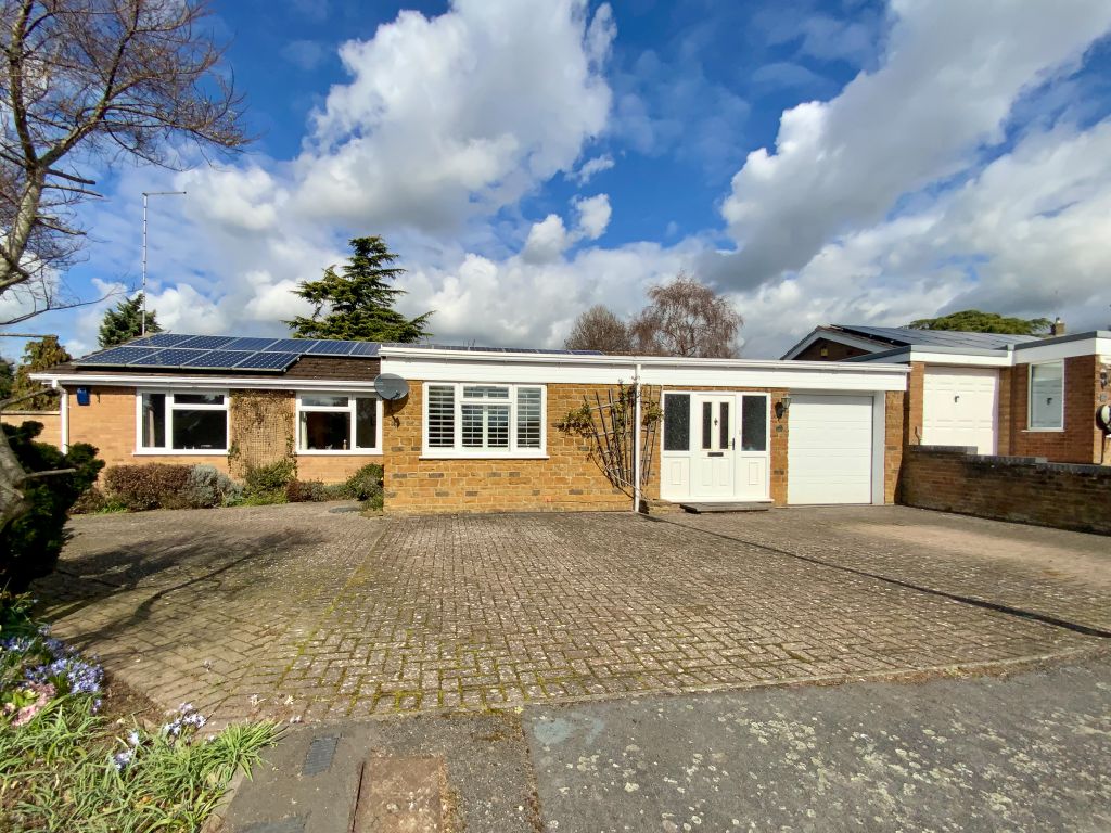 3 bed detached bungalow for sale in Thornton Close, Flore NN7 Zoopla