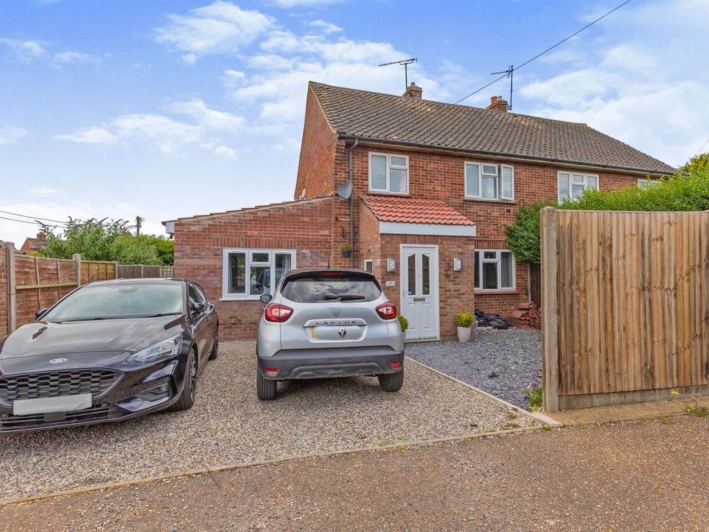 4 bed semidetached house for sale in Northfield Road, Mundesley