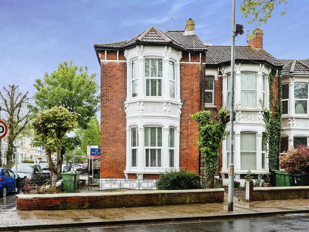 2 bed flat for sale in Waverley Road, Southsea PO5, £160,000 Zoopla