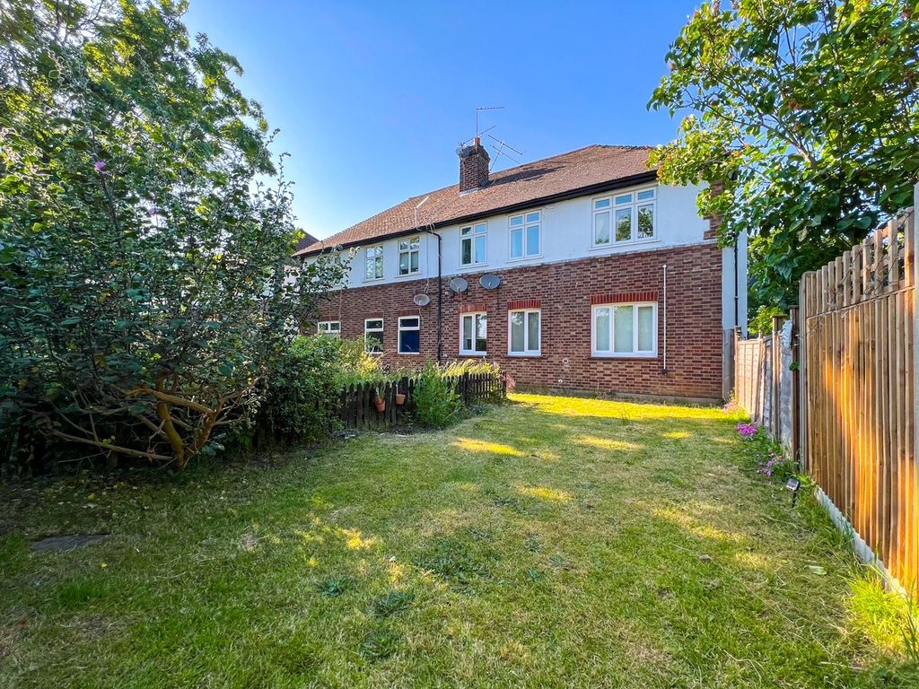 2 bed for sale in Walton Road, West Molesey KT8, £325,000 Zoopla