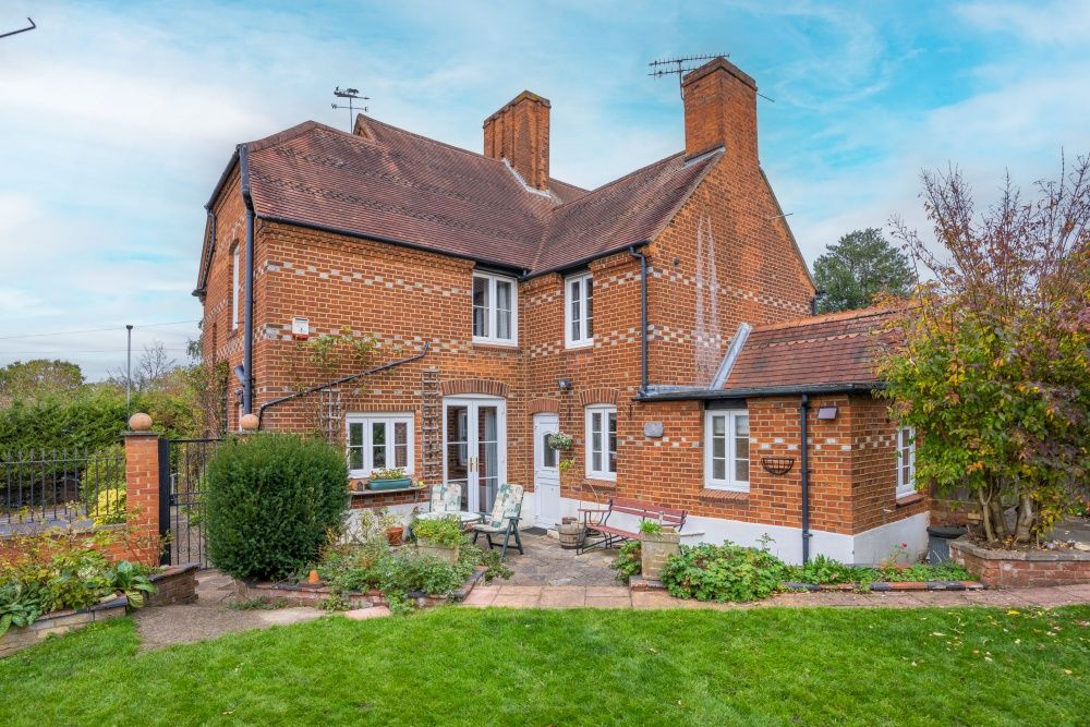 3 bed semidetached house to rent in Harefield Road, Uxbridge, Greater