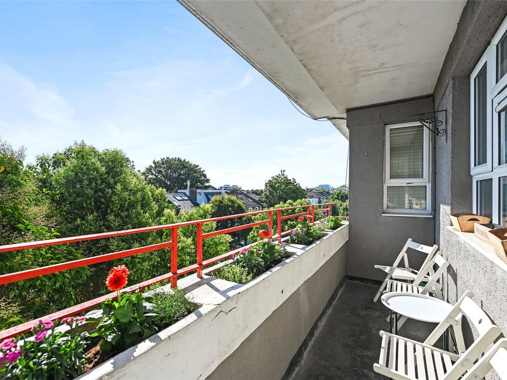3 bed flat for sale in Stowe Road, London W12, £500,000 Zoopla