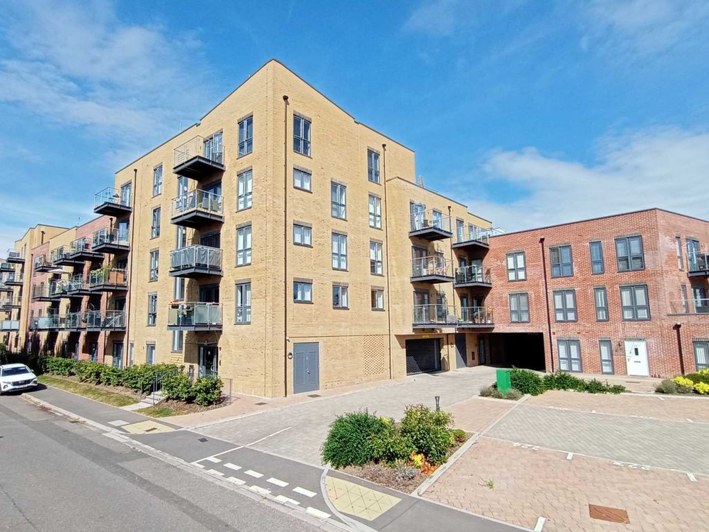 2 bed flat for sale in Frogmore Road, Apsley HP3, £410,000 Zoopla