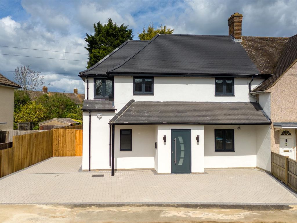 5 bed end terrace house for sale in Lee Road, Southcourt, Aylesbury