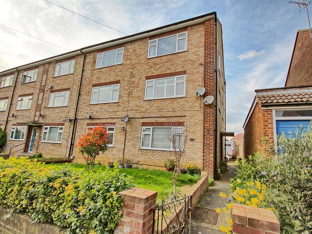 2 bed for sale in Cromwell Road, Ware SG12, £280,000 Zoopla