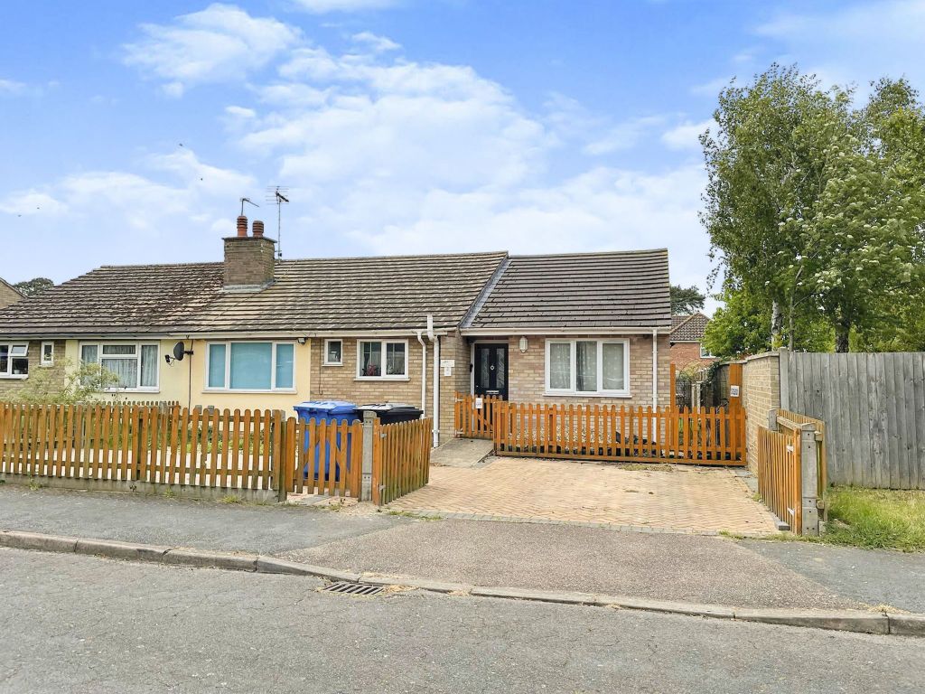 4 bed semidetached bungalow for sale in North Road, Lakenheath