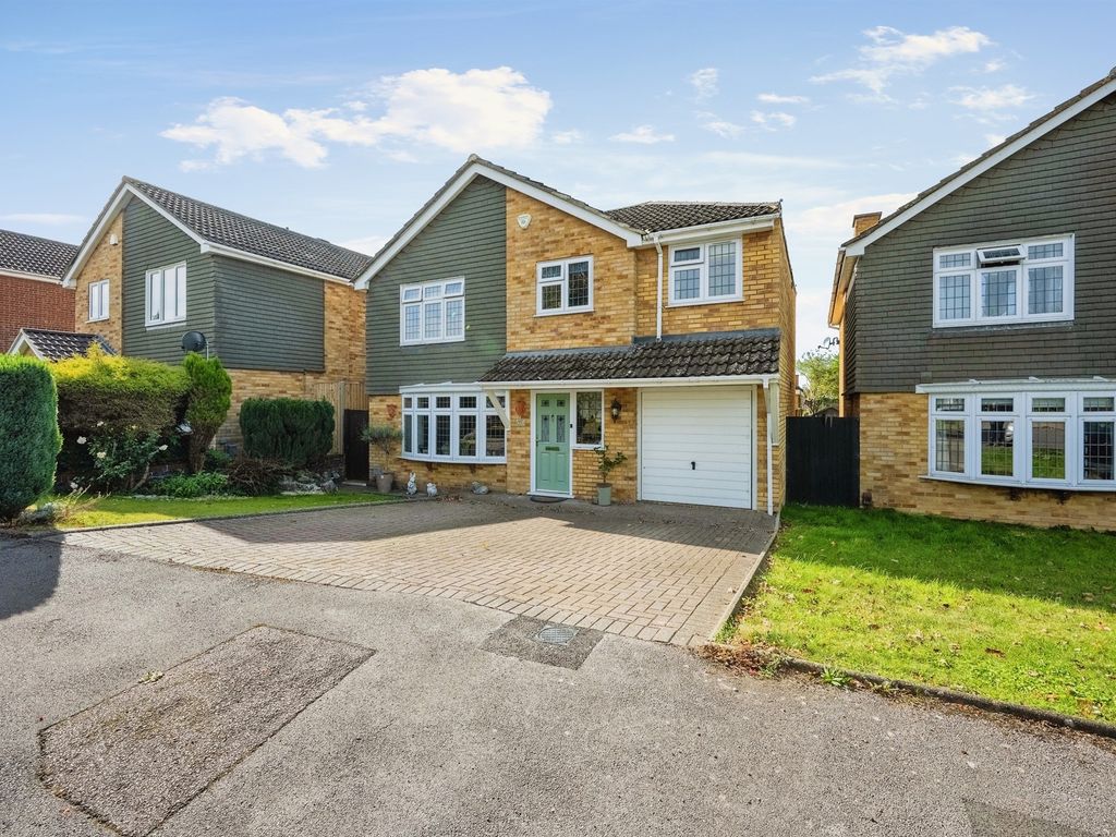 5 bed detached house for sale in Turnpike Drive, Luton LU3, £490,000