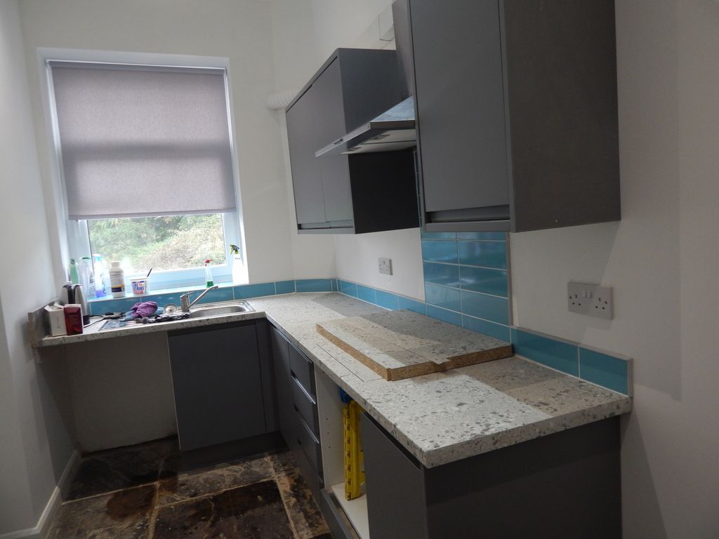 2 bed flat to rent in Stockport Road, Mossley OL5, £750 pcm Zoopla