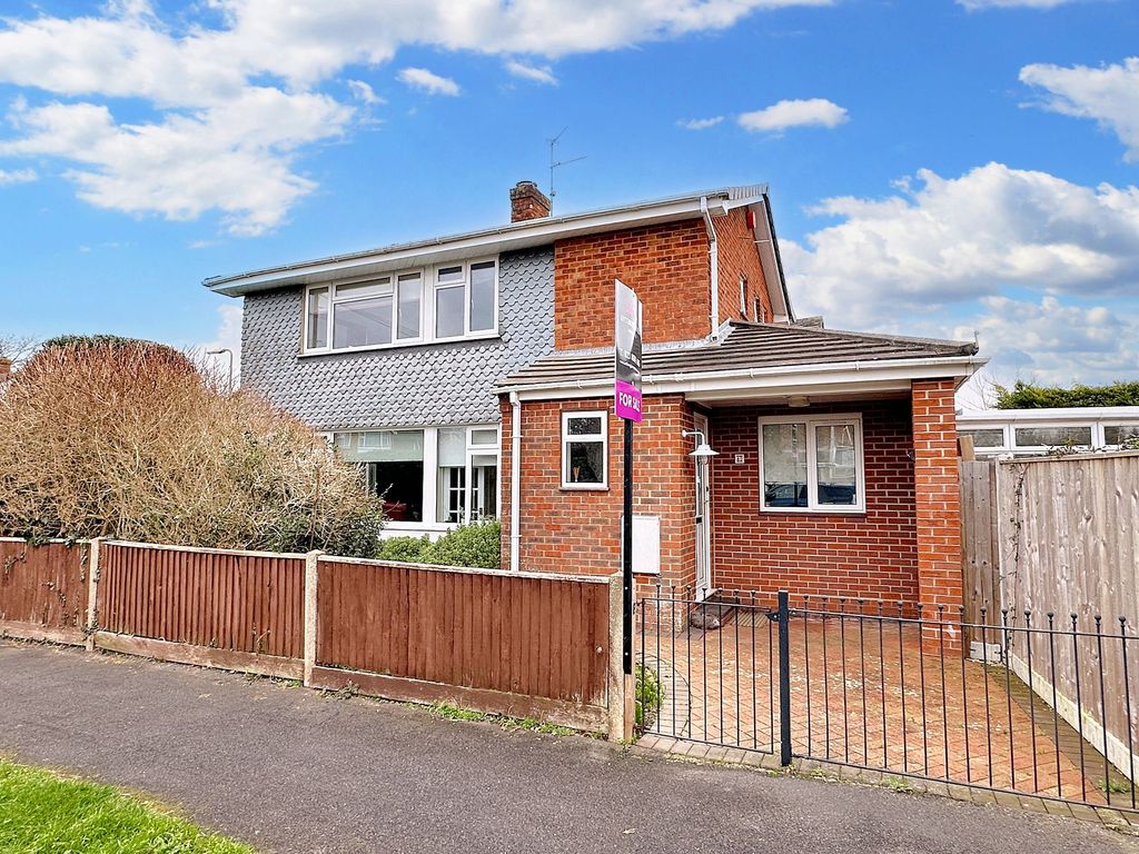 3 bed detached house for sale in Beverley Road, Dibden Purlieu SO45, £