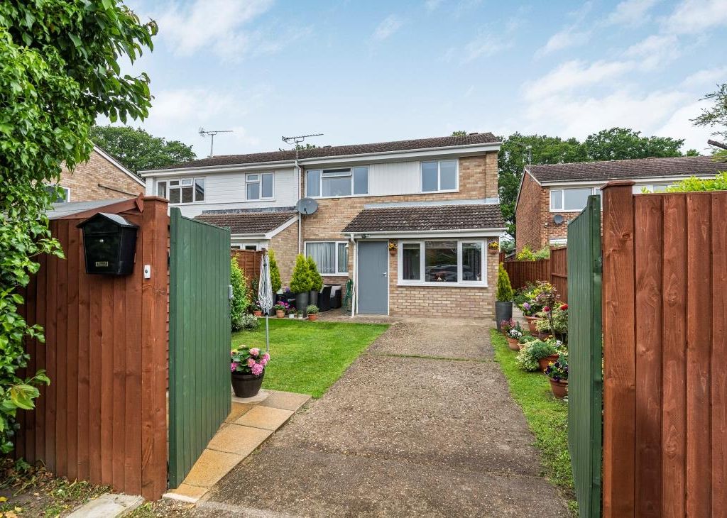 3 bed semidetached house for sale in Rowallan Close, Caversham
