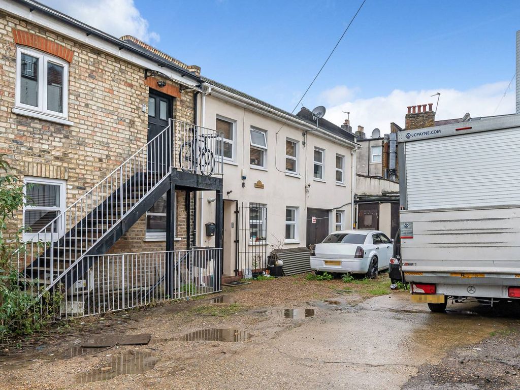 2 bed mews house for sale in Athelstane Mews, Finsbury Park, London N4