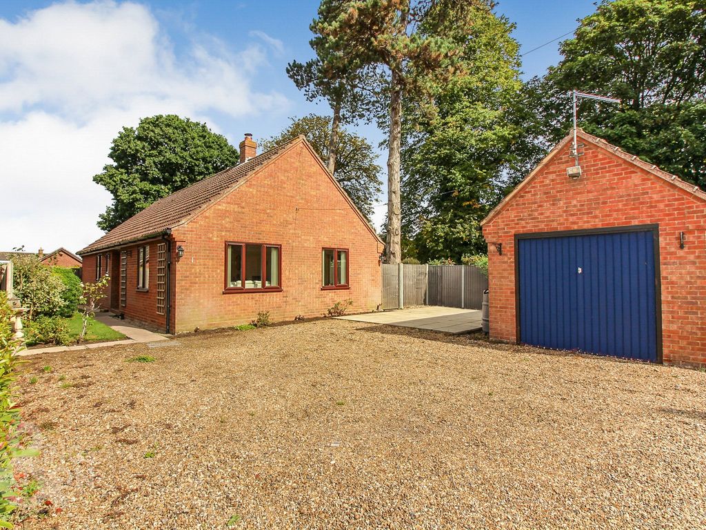 3 bed detached bungalow for sale in Park Close, Hingham, Norwich NR9