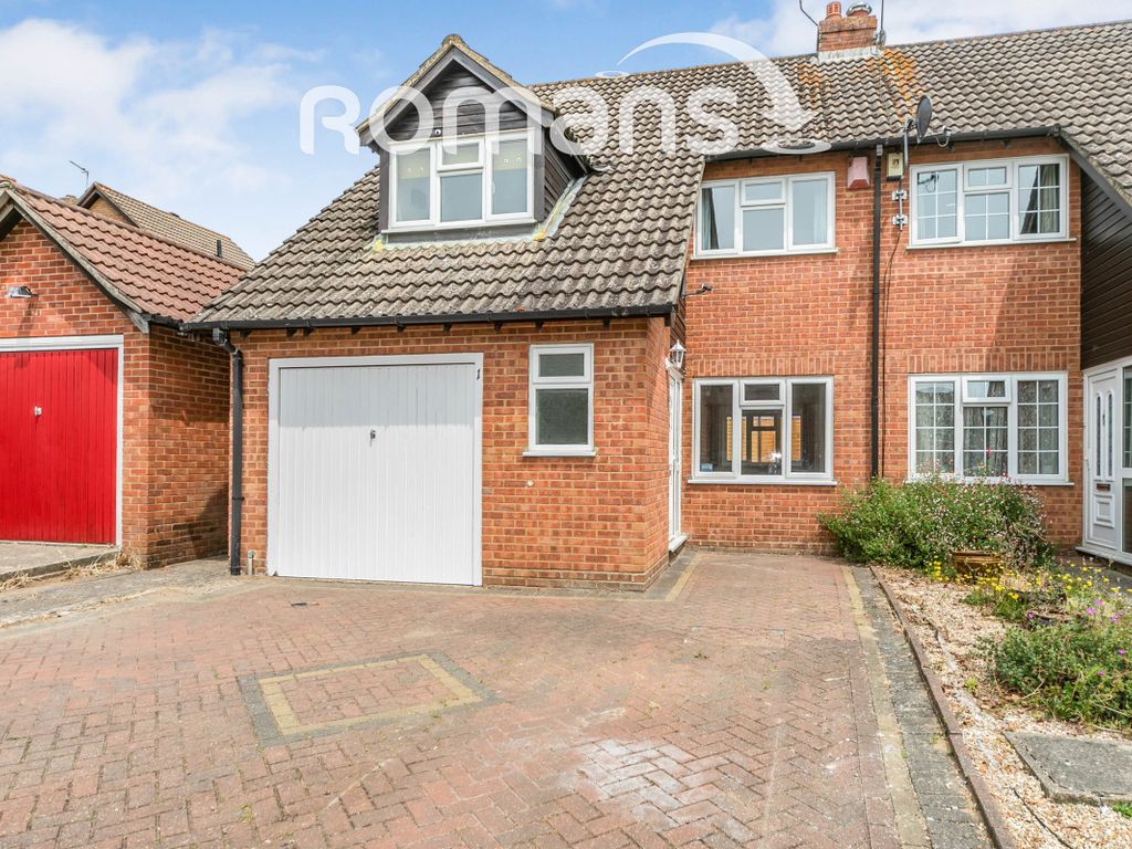 3 bed semidetached house to rent in Close, Calcot, Reading