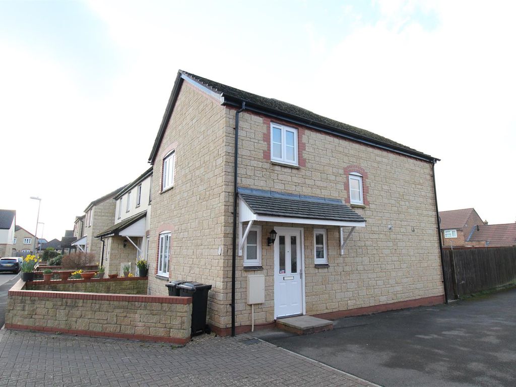 3 bed semidetached house to rent in St Michaels Gardens, South