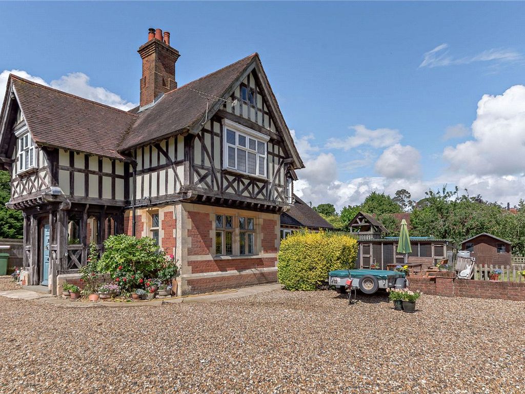 3 bed detached house for sale in Newbury Road, Kingsclere, Newbury