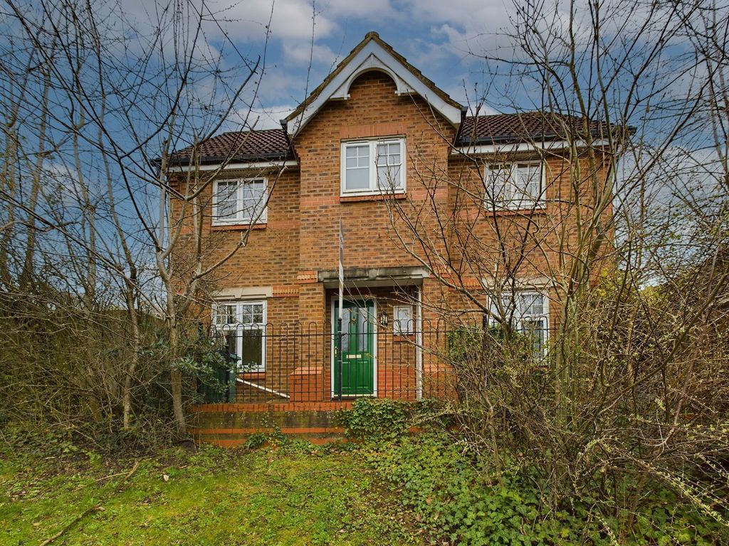 3 bed end terrace house for sale in Hopwood Close, Watford