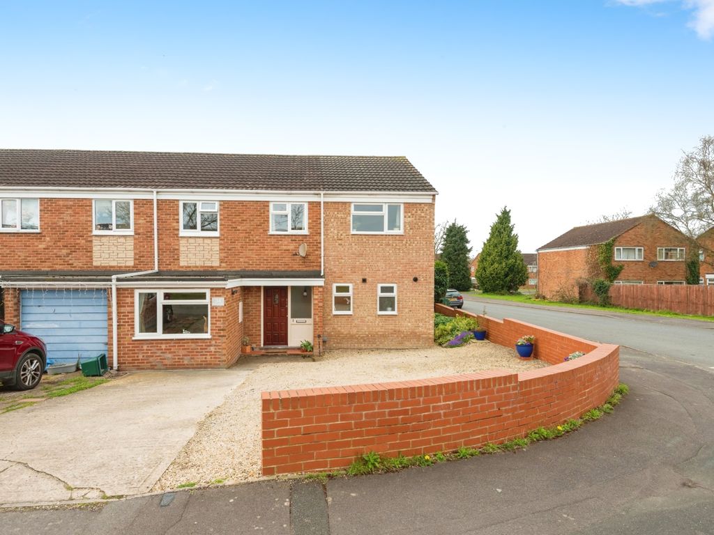 5 bed end terrace house for sale in Brecon Close, Gloucester GL2, £
