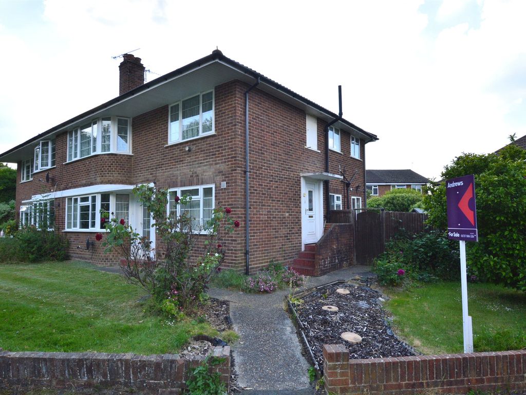 2 bed for sale in Cavendish Gardens, Redhill, Surrey RH1, £