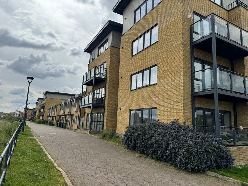 2 bed flat to rent in Riverside Wharf, Dartford DA1, £1,650 pcm Zoopla