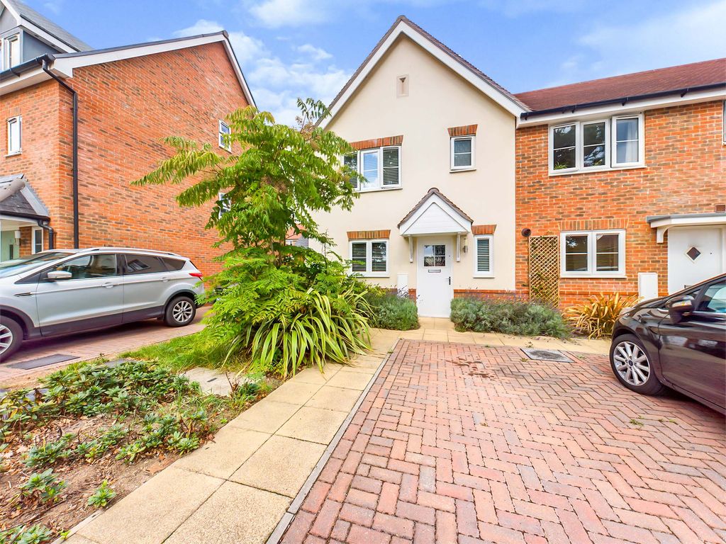 3 bed end terrace house for sale in Carter Drive, Broadbridge Heath