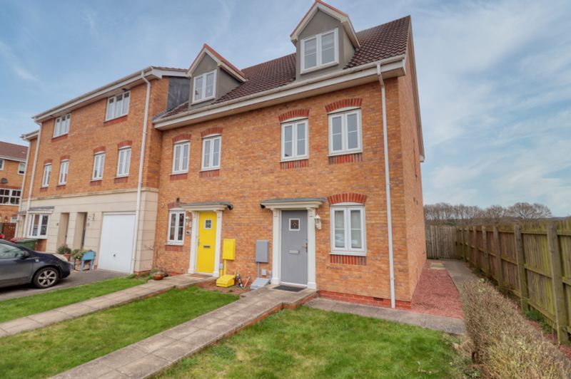 4 bed terraced house to rent in Lapwing Way, Scunthorpe DN16, £1,050 pcm Zoopla