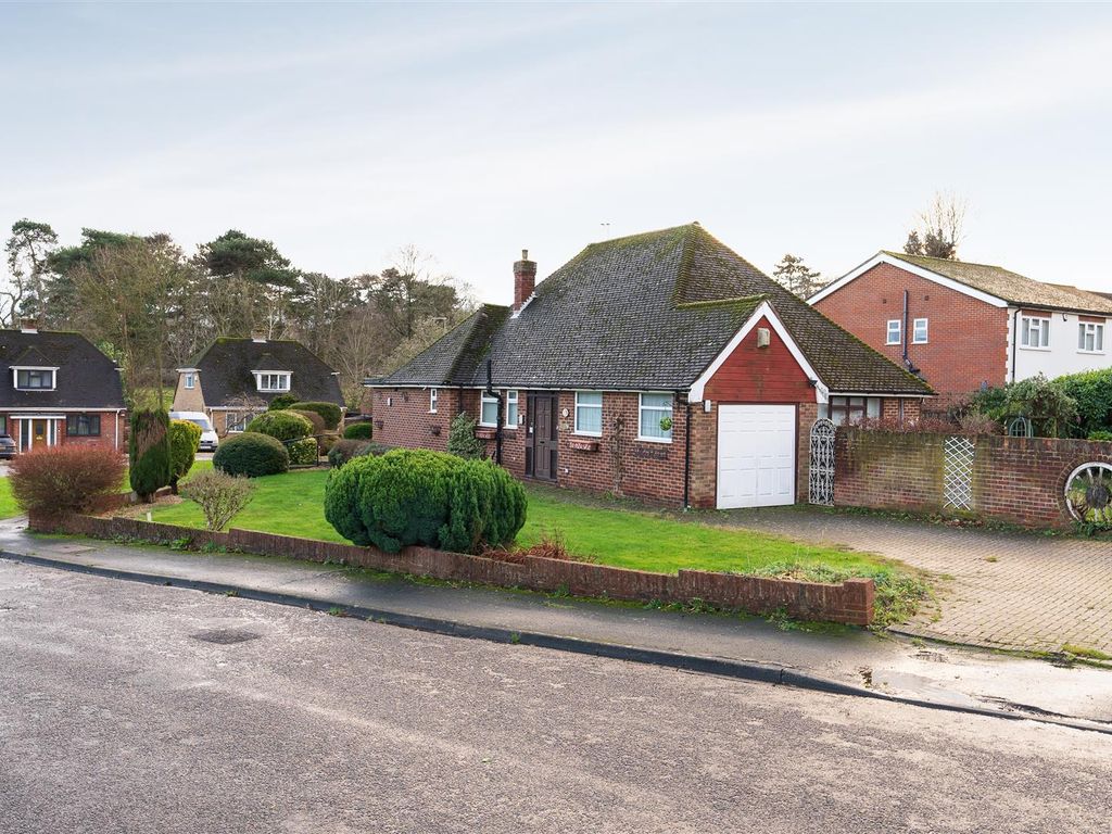 3 bed detached bungalow for sale in Post Meadow, Iver SL0, £749,000