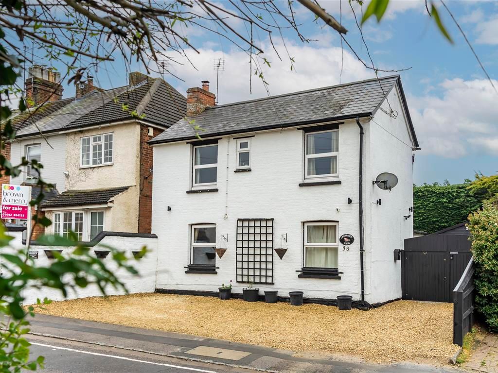 3 bed detached house for sale in Brook Street, Aston Clinton, Aylesbury
