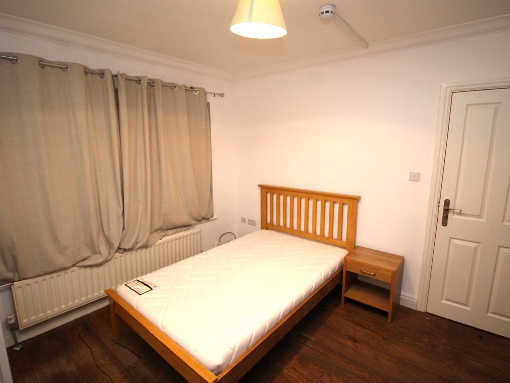 Room to rent in The Crescent, Egham, Surrey TW20 Zoopla