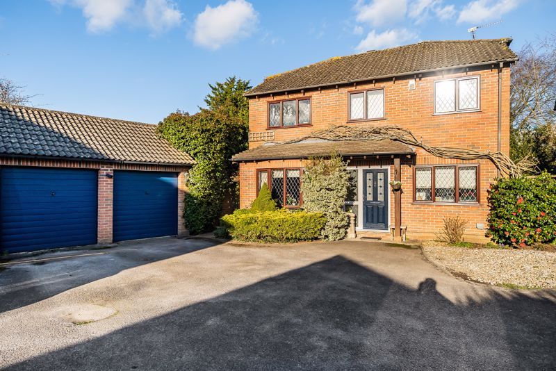 4 bed detached house for sale in Churchfields, Kingsley, Bordon GU35, £