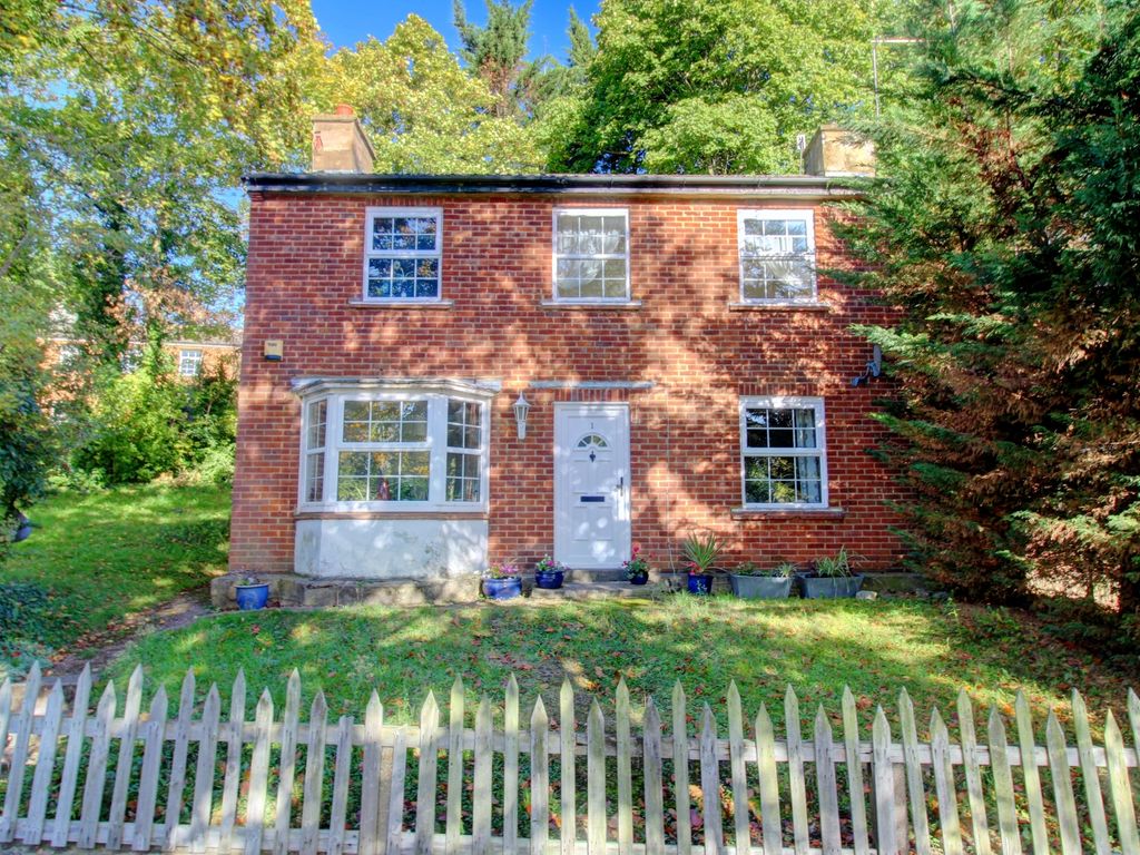 3 bed semidetached house for sale in Orchard Road, High