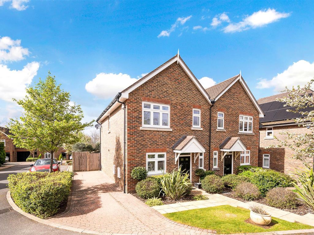 3 bed semidetached house for sale in Chestnut Way, Epsom KT17, £