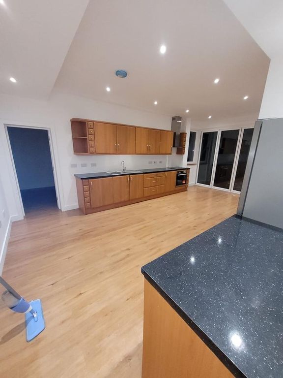 3 bed detached house to rent in Salisbury Road, HarrowOnTheHill