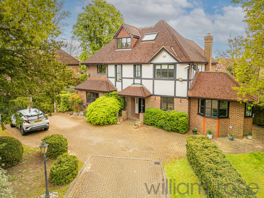 4 bed detached house for sale in Clematis Gardens, Woodford Green IG8