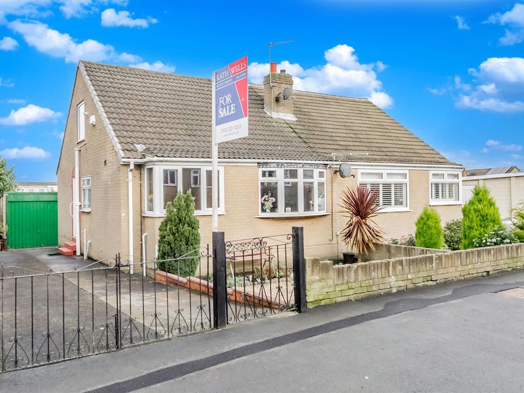 2 bed semidetached bungalow for sale in Castle Ings Gardens, New