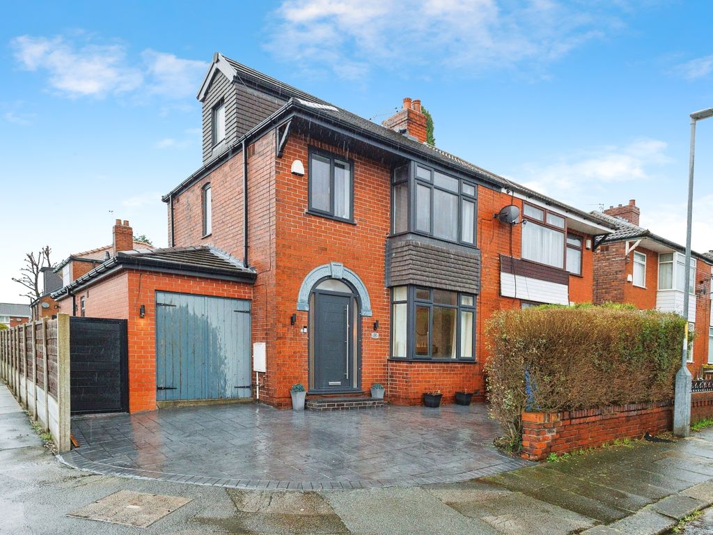 4 bed semidetached house for sale in Fairbourne Road, Denton